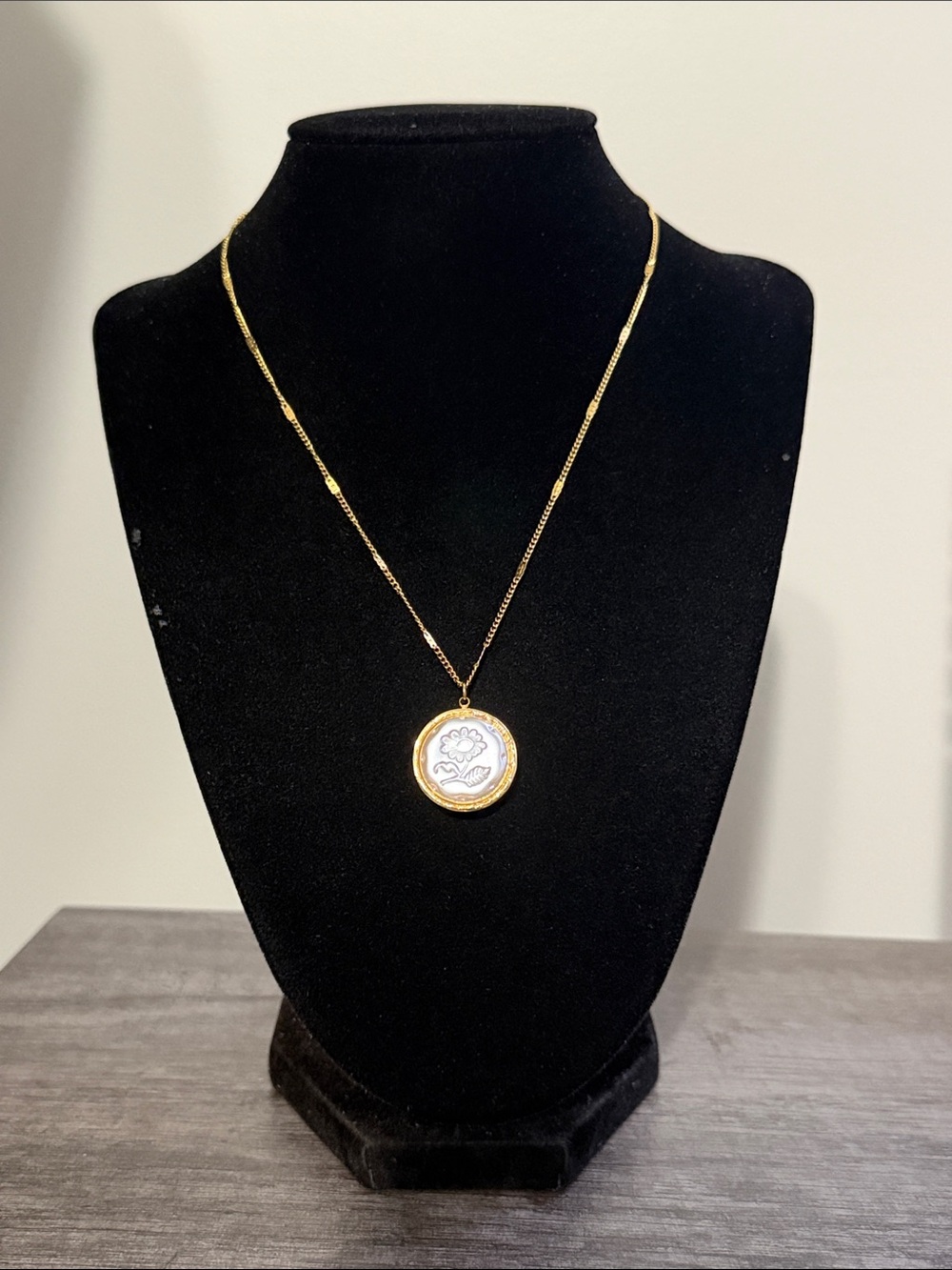 White & Gold Round Flower Pendant Necklace